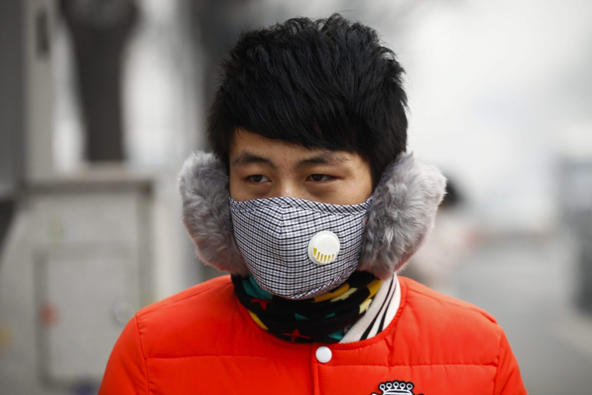 PEKÍN (CHINA) 30/11/2015.- Peatones utilizan máscaras protectoras en Pekín (China) hoy, 30 de noviembre de 2015. La capital china amaneció hoy envuelta en una densa capa de contaminación que mantiene a la metrópolis en alerta naranja, la segunda más grave tras la roja y la primera vez que se activa en lo que va de año, cuando se celebra en París la cumbre mundial contra el cambio climático. EFE/Rolex Dela Pena