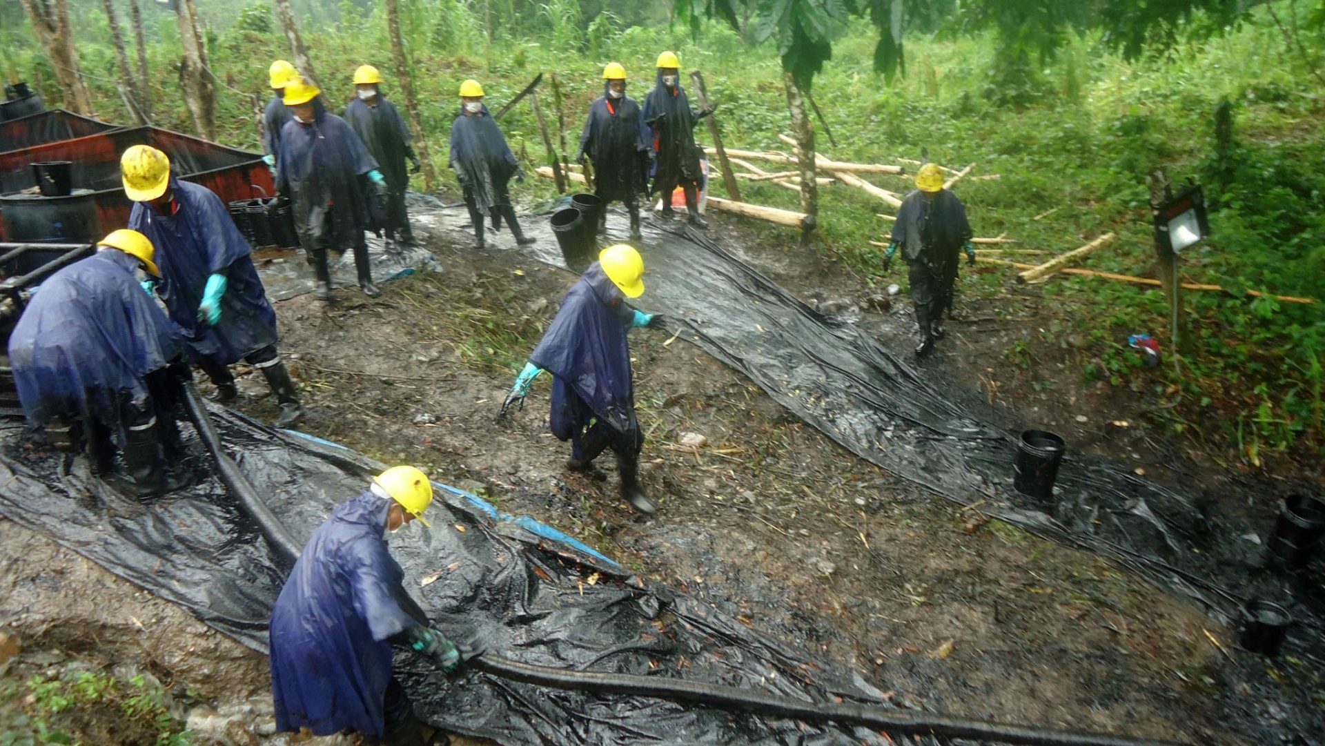 DiCaprio pide remediar los derrames de petróleo en la Amazonía peruana, con el de la foto.
