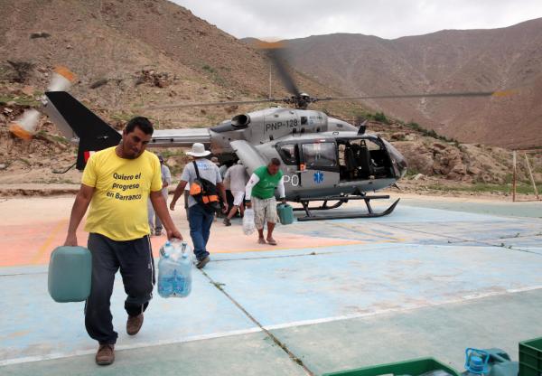 Pobladores del centro poblado Cuculi Villa Pampilla reciben víveres, alimentos y agua por parte de la Policía Nacional de Perú en la provincia de Huarochiri, estado de Lima (Perú). EFE / Ernesto Arias.