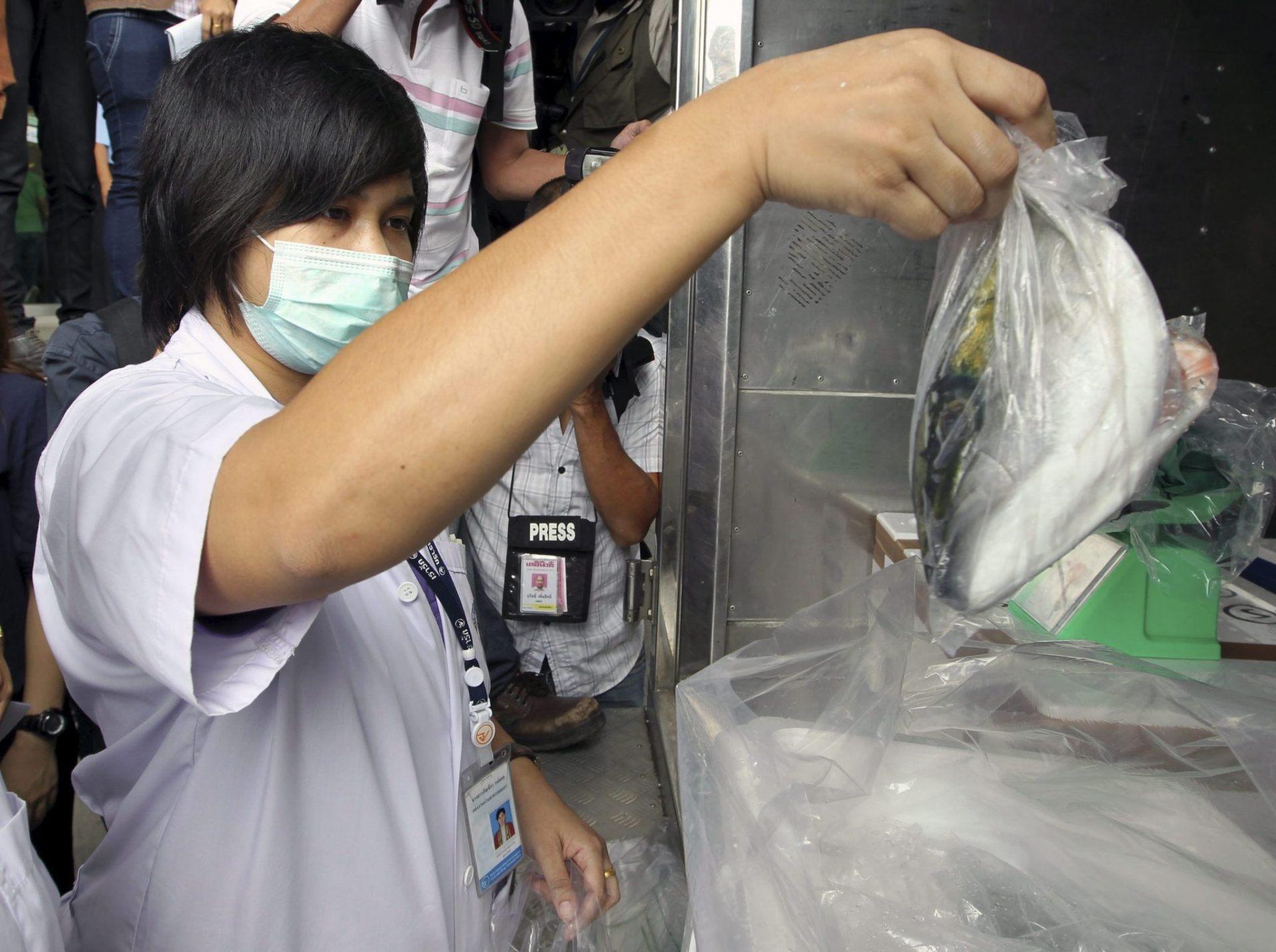 Un funcionario de la Administración tailandesa de Drogas y Alimentos toma muestras de pescado congelado importado de Japón en la zona de carga del aeropuerto Suvarnabhumi en Bangkok, Tailandia