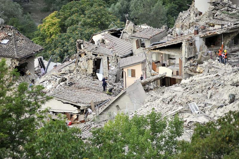 Varias casas derrumbadas en Pescara del Tronto, en la región de Marche. 