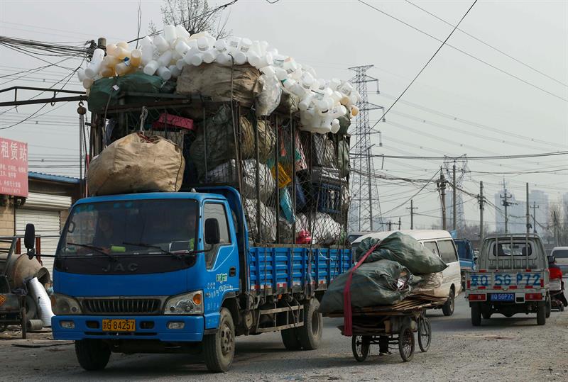 Transporte de residuos plásticos en Pekín (China).