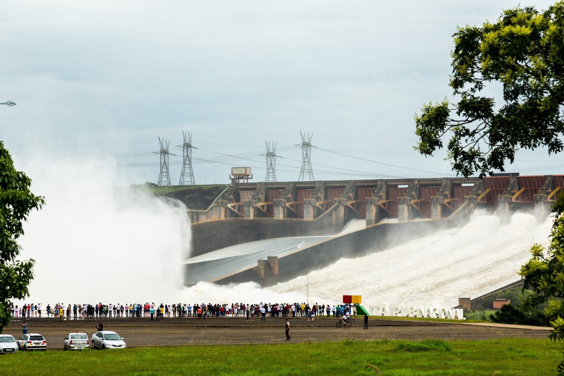 Espectadores observan el desagüe de agua en la hidroeléctrica de Itaipú