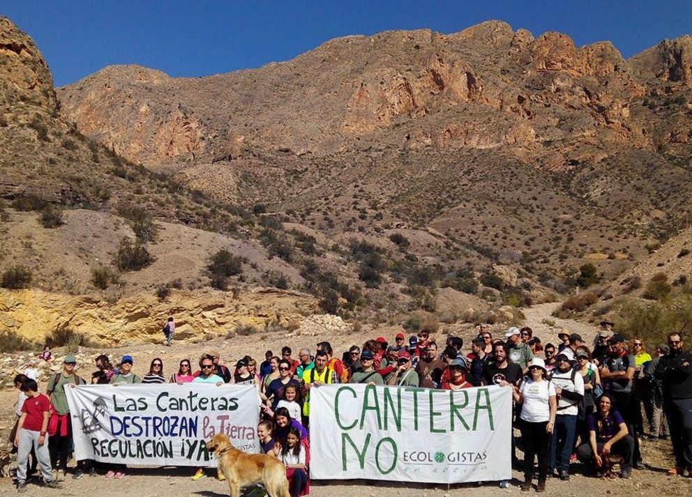 Arimesa niega que la explotación de la cantera El Zacacho afecte al águila perdicera. Foto de una protesta por la cantera.
