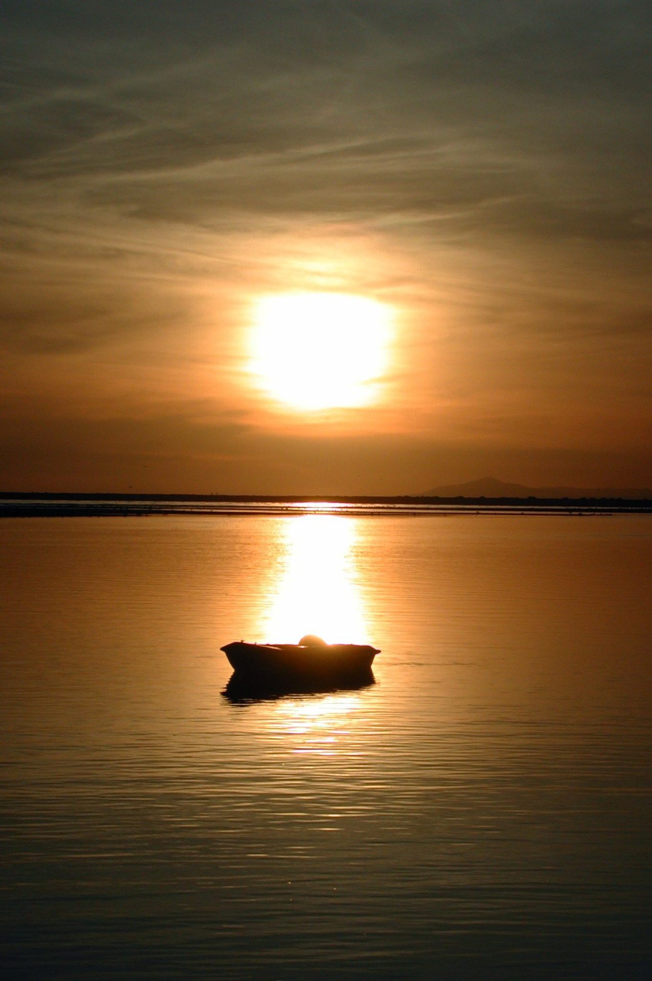 Puesta de sol en la costa de Huelva, en el  Atlántico.