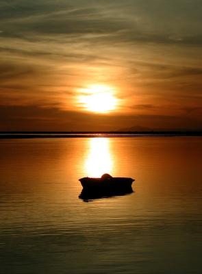 Puesta de sol en el Atlántico, en la costa de Huelva (España) 