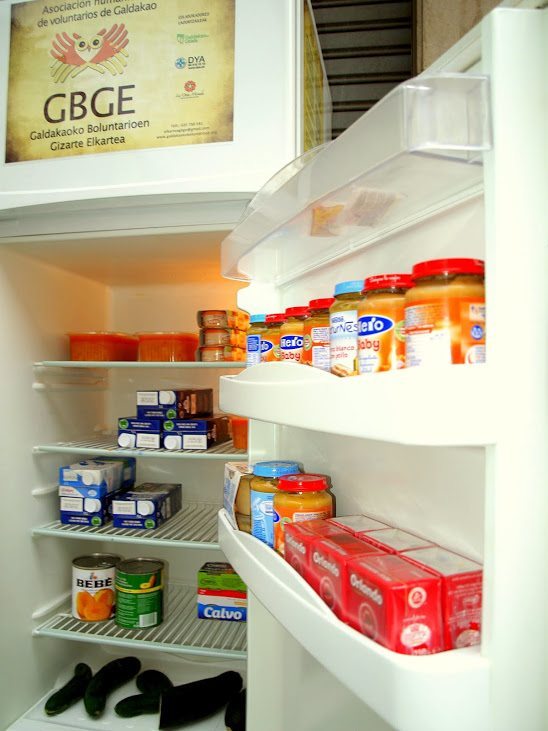 Alimentos depositados en la nevera de la localidad de Galdácano. Foto cedida por GBGE.