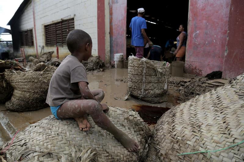 Damnificados dominicanos tras el desbordamiento de los ríos Baja Bonico y Gualetico.