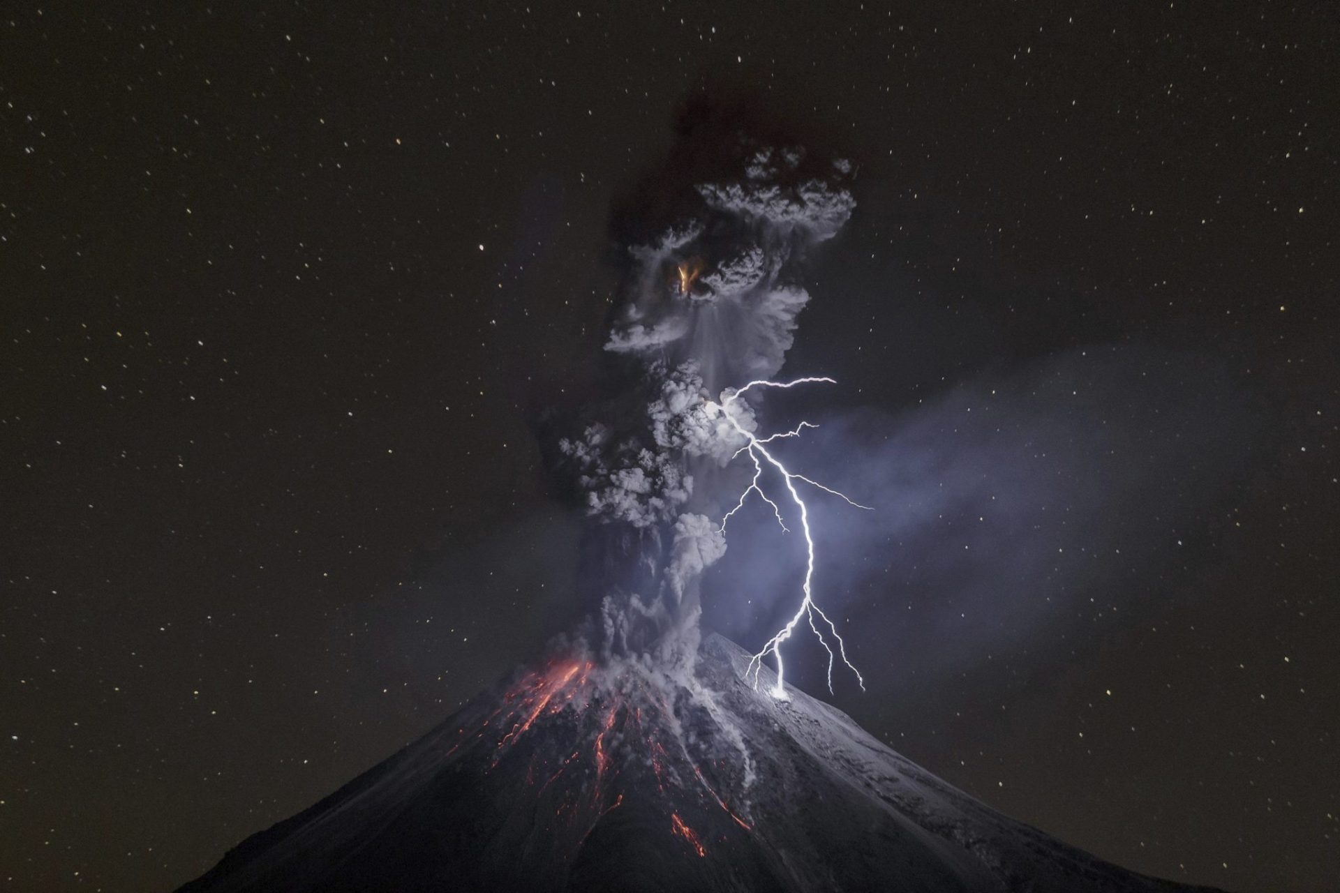 un rayo impacta contra el volcán Colima en México, el 13 de diciembre de 2015.galardonada con el tercer premio Nature (Naturaleza), en la categoría individual, de la 59ª edición de los Premios World Press Photo 2016 del fotógrafo mexiano Sergio Tapiro. Galardonada con el tercer premio Nature (Naturaleza), en la categoría individual, de la 59ª edición de los Premios World Press Photo 2016