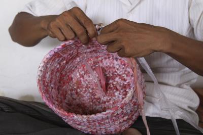 Las dos ONG respaldan una cooperativa de 83 mujeres, que aprenden a confeccionar artesanía con papel de revistas, a la vez que forman grupos de autoayuda y de ahorro