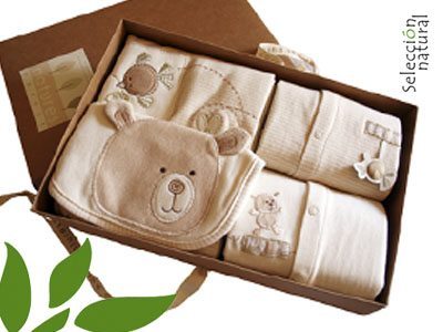 Regalo para recién nacido compuesto por caja de cartón reciclado y ropa confeccionada en algodón 100 orgánico y sin tintes tóxicos. 