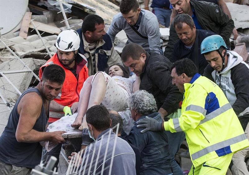 Una mujer es rescatada de entre los escombros en Amatrice, tras el devastador terremoto 