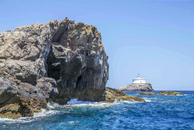 Las reservas marinas, en la foto Cabo de Palos en Murcia- son el resultado de la labor conjunta de las personas que participan en su mantenimiento, como vigilantes de la reserva, pescadores profesionales, biólogos, científicos, ONGs y administraciones. 