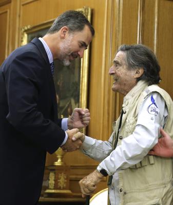 El rey Felipe saluda a Miguel de la Quadra-Salcedo, creador de la Ruta Quetzal o Aventura '92, en la presentación de la edición de 2015. 