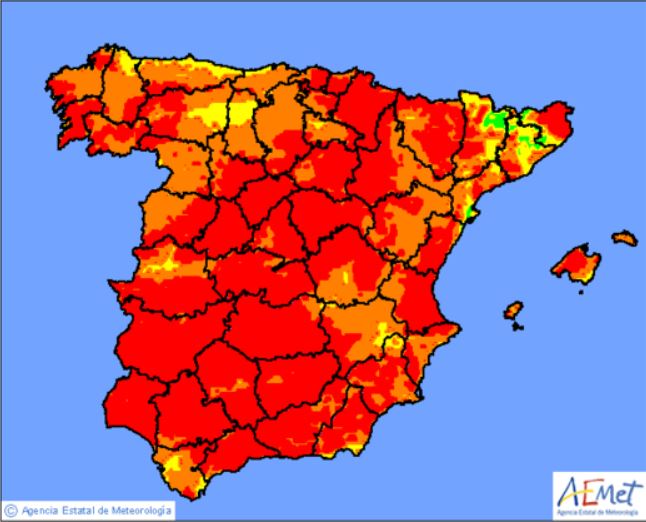 El calor también deja el mapa de hoy de riesgo de incendios en la península y Baleares prácticamente teñido en rojo -riesgo extremo-; en Canarias el riesgo es muy alto -naranja-, concretamente en Tenerife, La Gomera y La Palma. Aemet.