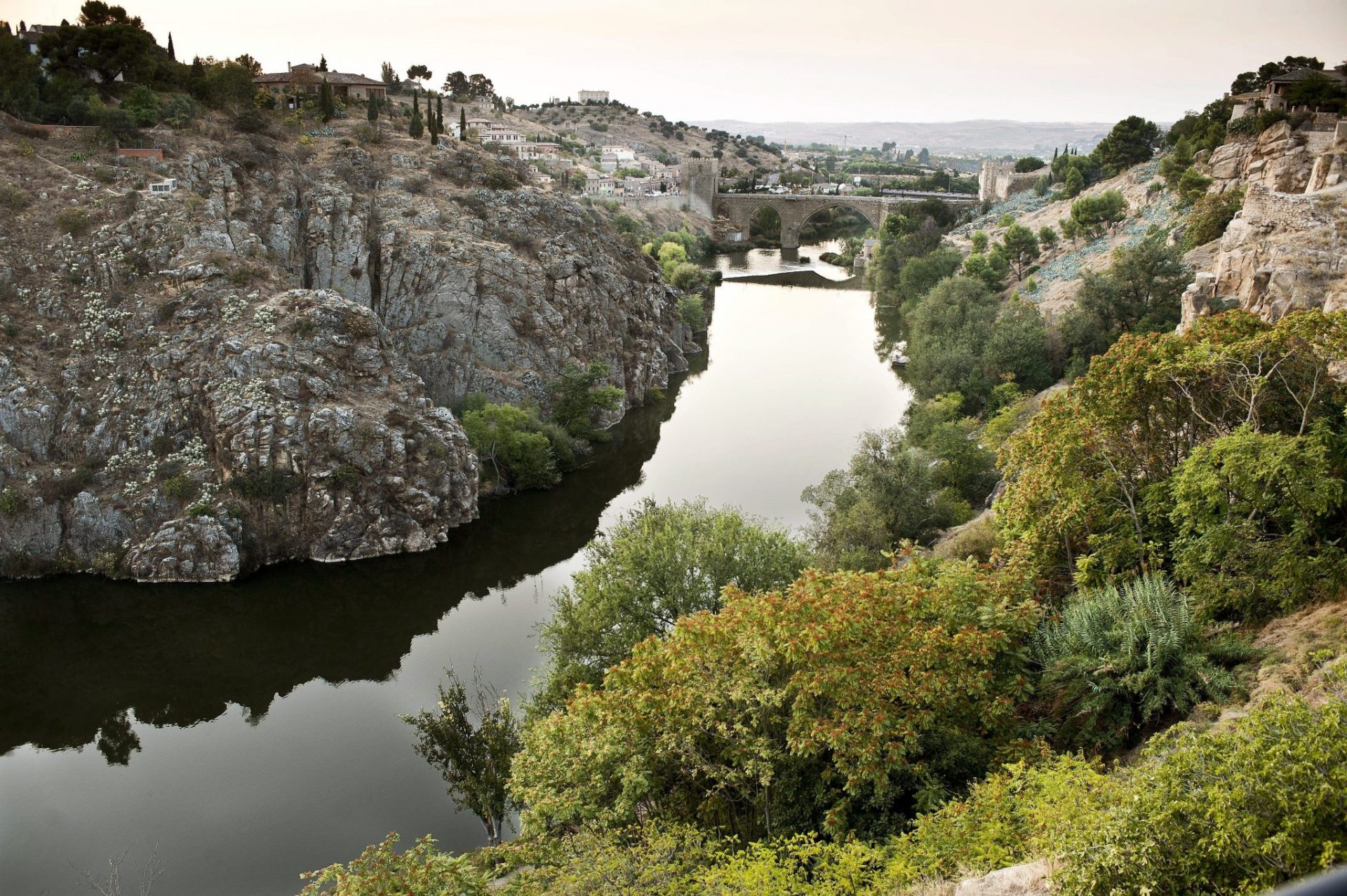Río Tajo a su paso por el casco histórico de Toledo.