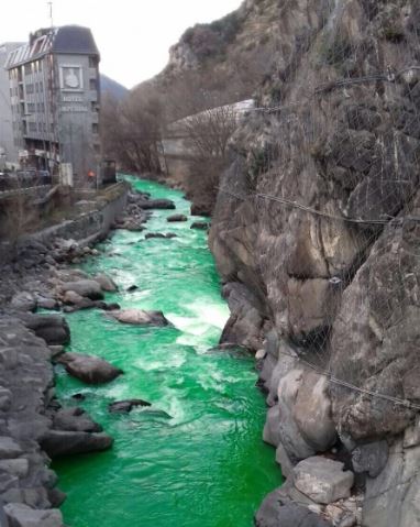 Investigación sobre contaminación tiñe de verde el andorrano río Valira.