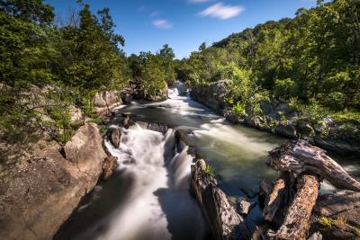 el río Potomac por el parque Nacional de Chesapeake & Ohio Canal en Potomac, Maryland
