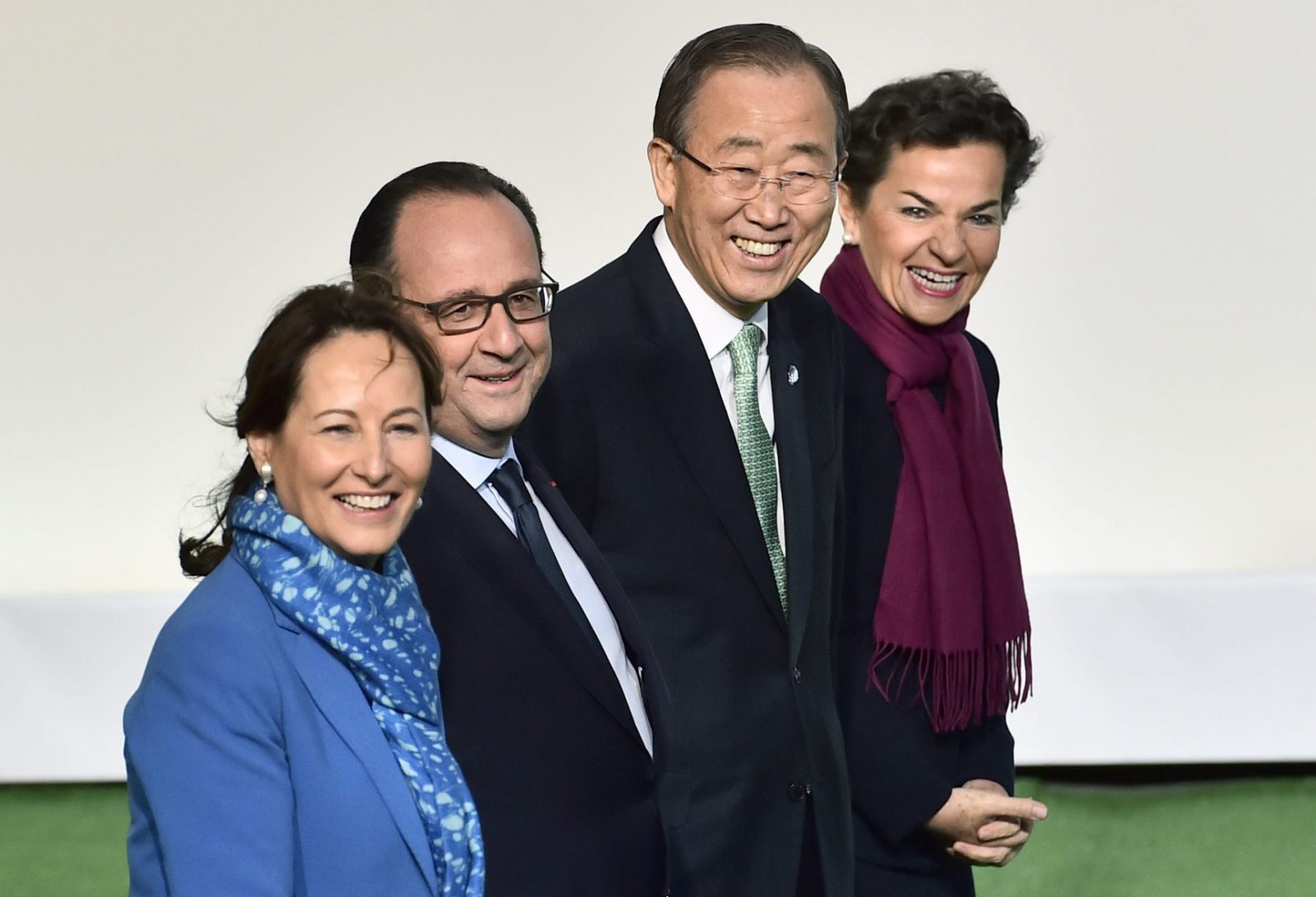 Hollande (c), Royal (i), Ban Ki-moon, y Figueres (d) llegan a la inauguración de la COP21.