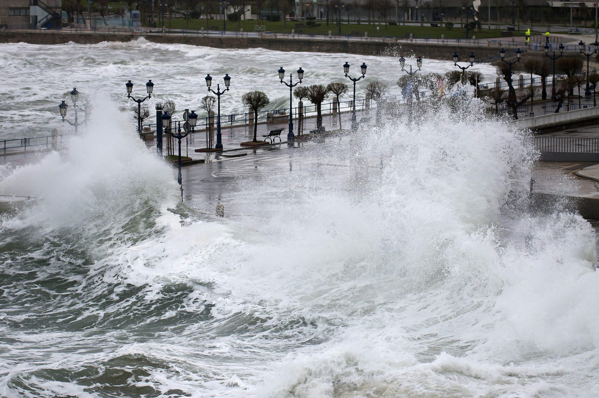Asturias, País Vasco y Cantabria, en la foto Santander, siguen en alerta naranja.