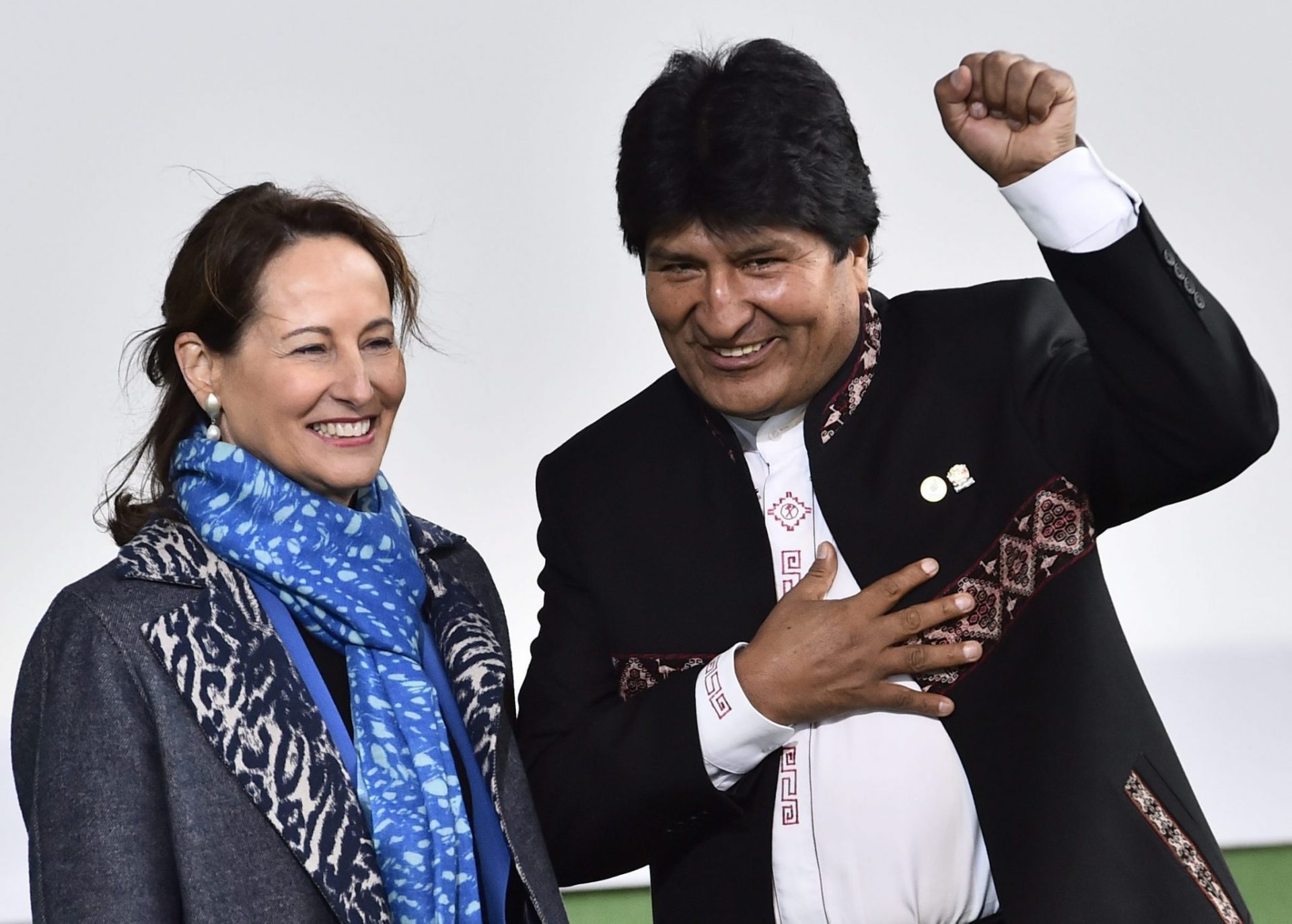 PDJ150 LE BOURGET (FRANCIA) 30/11/2015.- El presidente de Bolivia, Evo Morales (dcha), es recibido por la ministra francesa de Ecología, Ségolène Royal (izda), a su llegada a la cumbre sobre cambio climático COP21 que se celebra en Le Bourget en París (Francia) hoy, 30 de noviembre de 2015. La cumbre del clima de París abrió hoy doce días de negociaciones con la llegada de los más de 150 jefes de Estado y de Gobierno llamados a encontrar un acuerdo que evite que la temperatura del planeta aumente más de dos grados a finales de siglo. EFE/LOIC VENANCE / Pool PROHIBIDO SU USO A MAXPPP