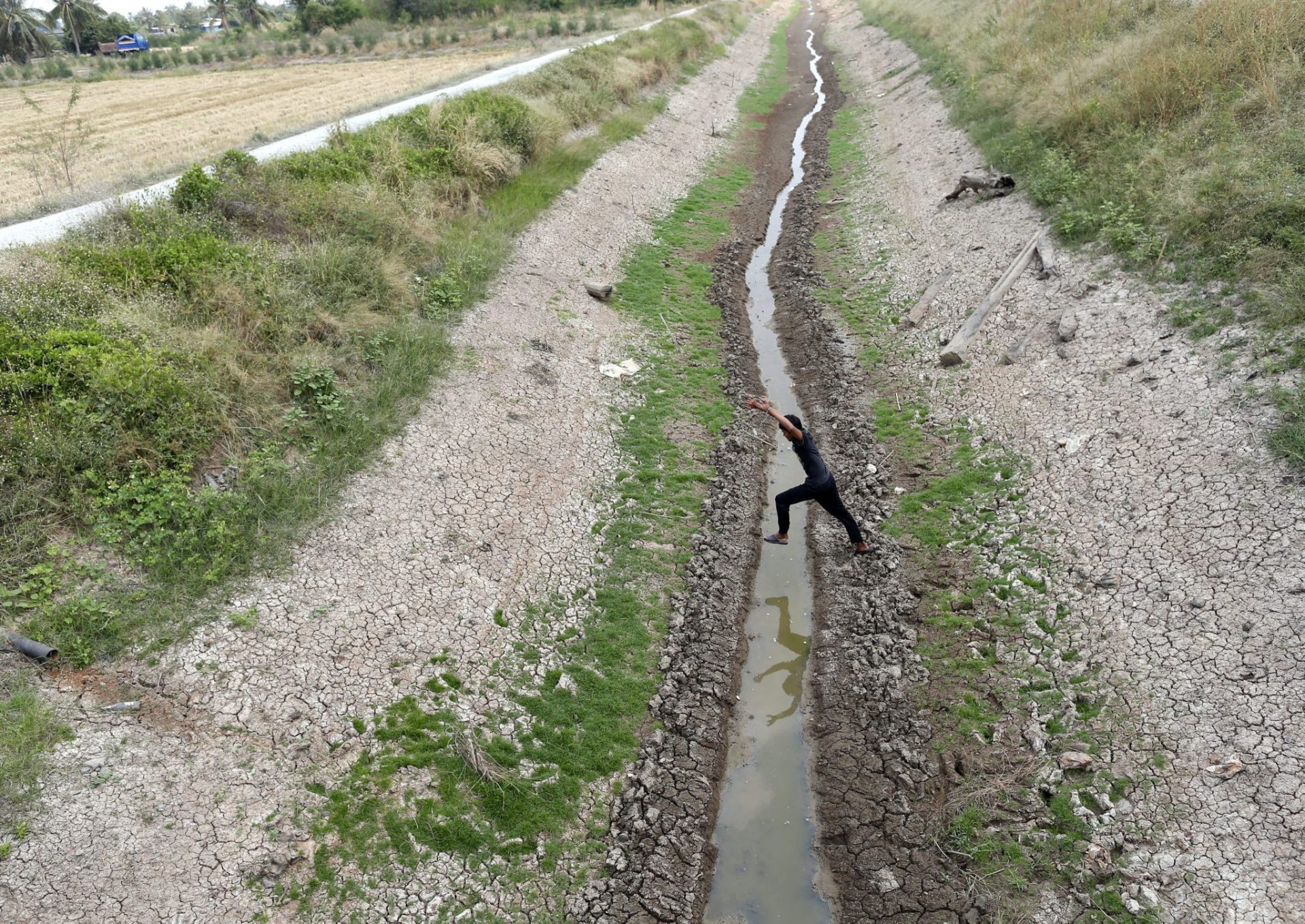 arroyuelo en un pueblo de Tailandiariachuelo