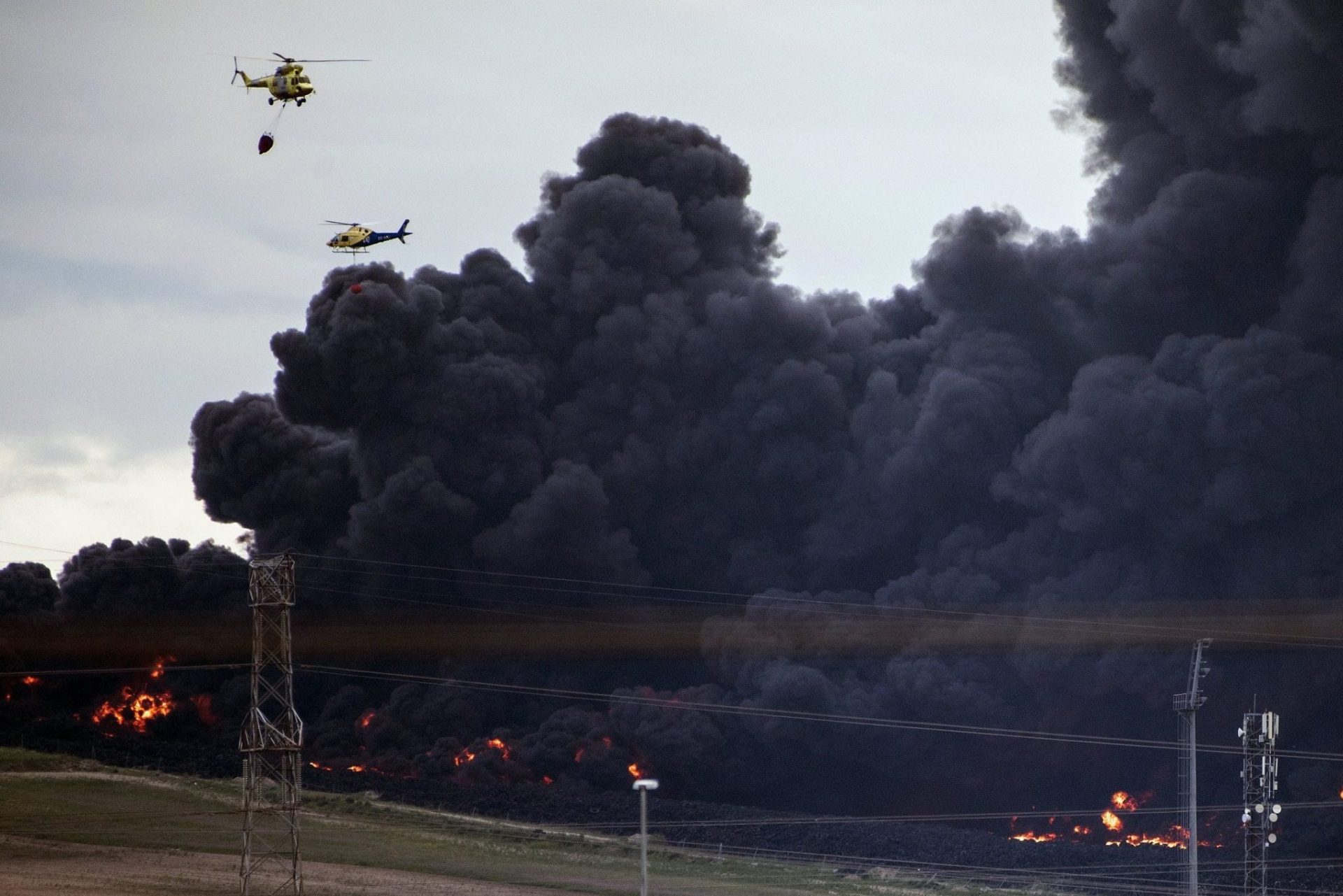 helicópteros ye hidroaviones luchan contra el fuego del cementerio de neumáticos de Seseña (Toledo). EFE/Ismael Herrero