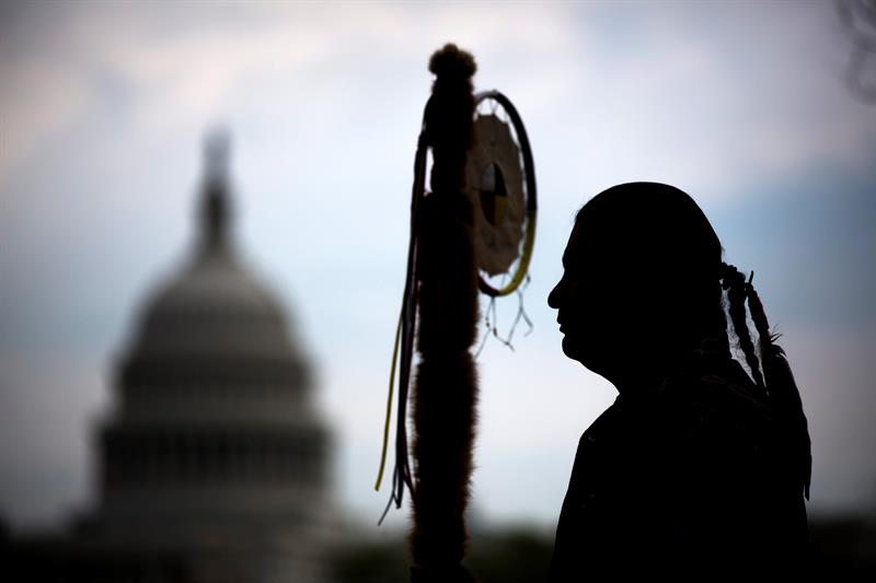 La silueta de un sioux en una protesta en contra del oleoducto de Keystone XL en Washington en enero de 2014