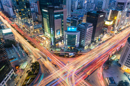 Imagen de una ciudad con altos rascacielos iluminados y carreteras. WWF