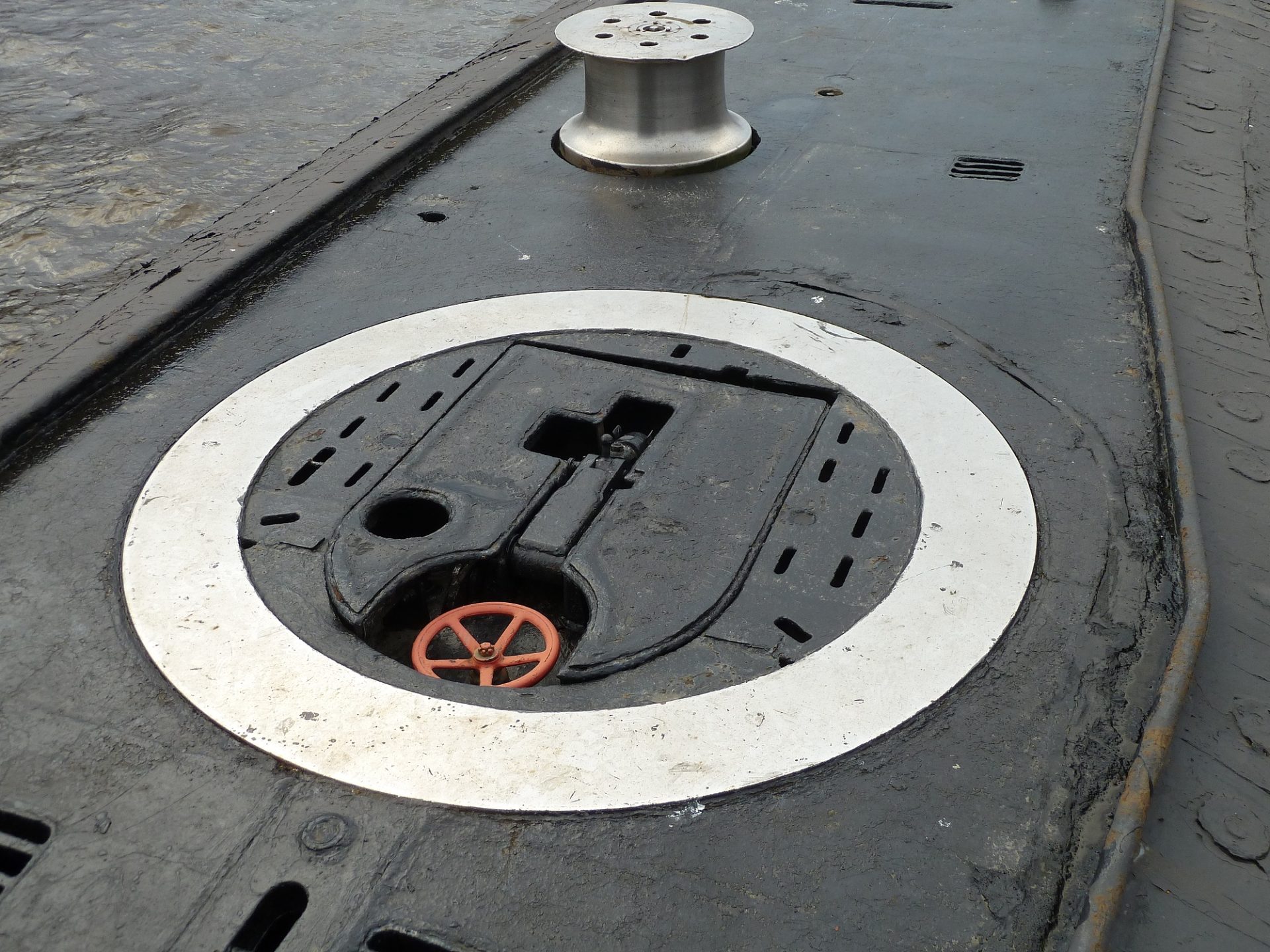 Recurso de archivo. Escotilla de un antiguo submarino. #FotoLarena para EFEverde