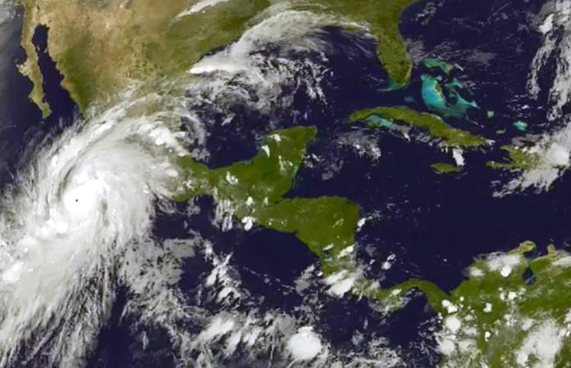 El superhuracán Patricia se acerca a México, en una imagen de satélite.