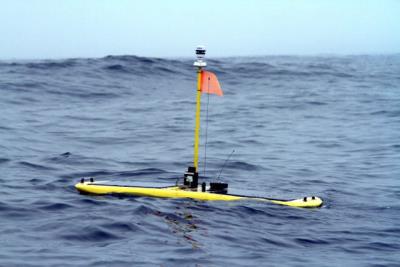 Tabla de surf robótica que navega en el Pacífico controlada a distancia para captar las señales de tiburones blancos con marcadores acústicos. 
