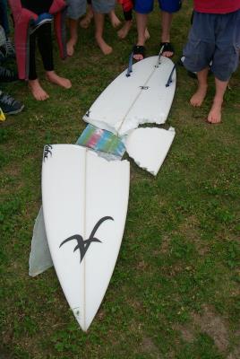 Dentellada de un tiburón en una tabla de surf en una foto de archivo.