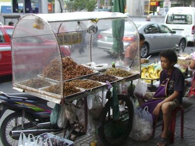 Puesto de insectos en una calle céntrica de la capital de Tailandia.
