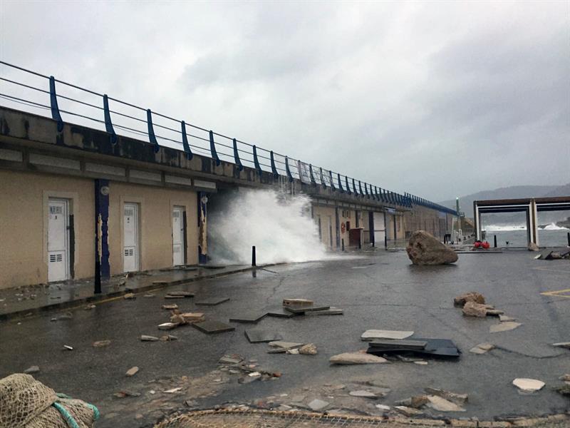 La marejada rompió un dique en Cala Ratjada (Mallorca).