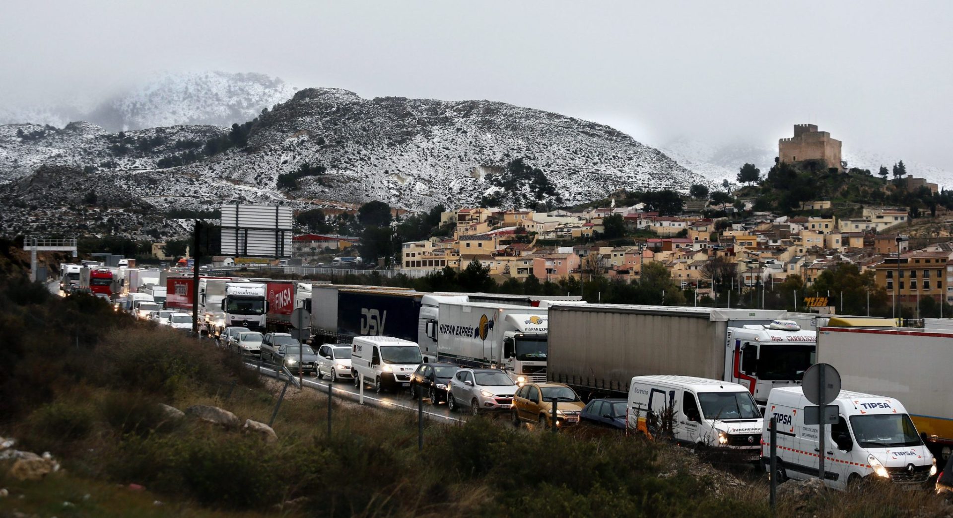 PETRER (ALICANTE), 19/01/2017.- Las intensas nevadas han provocado cortes de tráfico en la autovía A-31 que une Alicante con Albacete y Madrid, a la altura de Petrer. El delegado del Gobierno en la Comunitat, Juan Carlos Moragues ha informado de que de los alrededor de 1.200 vehículos "atrapados" por las nevadas, 730 se ubican en la A-31 y otros 50 en la CV-80, que une Sax y Castalla. EFE/Manuel Lorenzo