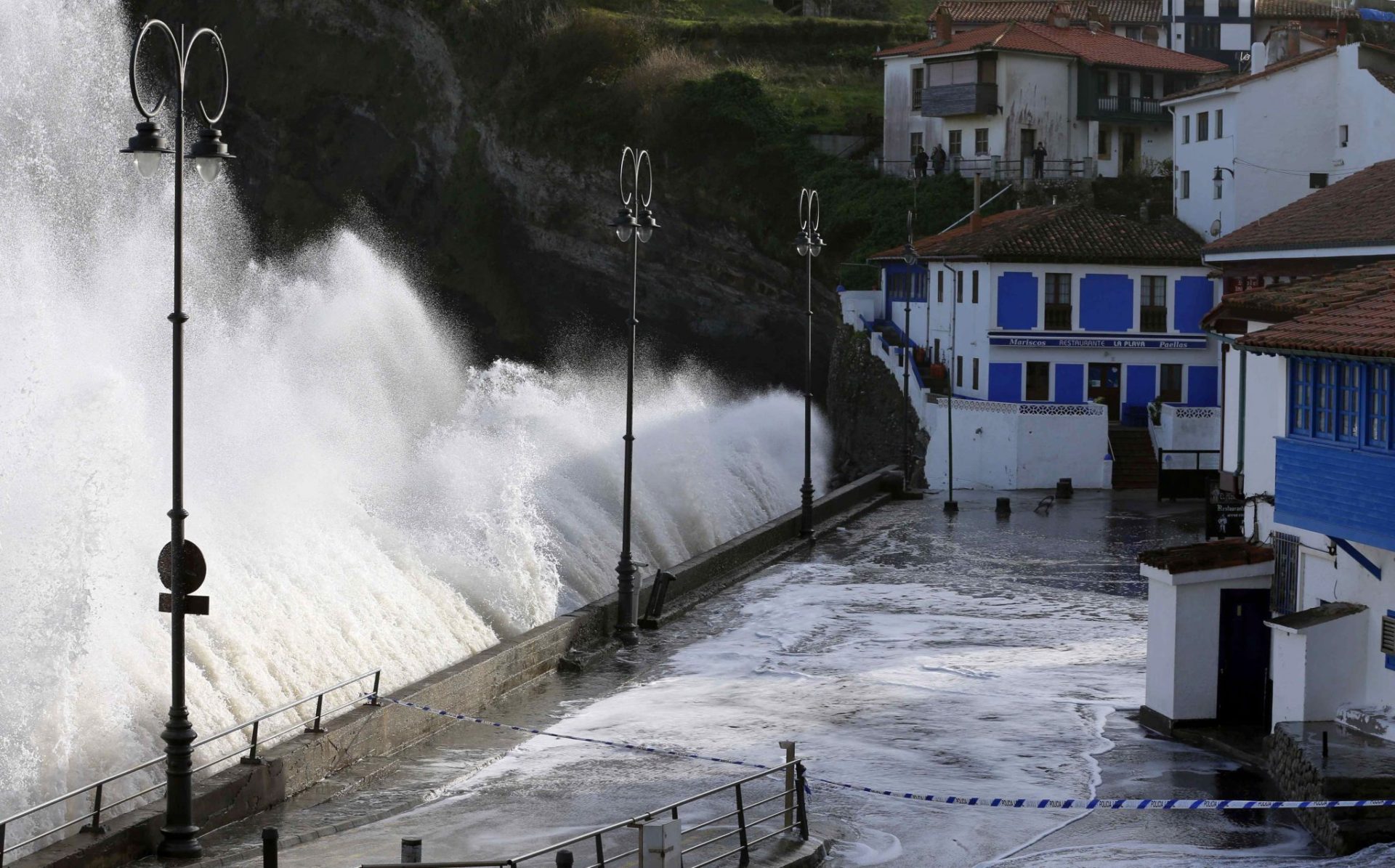 El temporal cede aunque 5 comunidades siguen en alerta por olas de 5 metros.