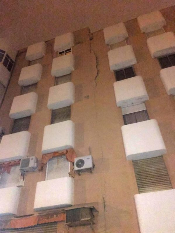 Grietas en un edificio de Melilla, tras el terremoto de 6,3 grados en el Mar de Alboran.