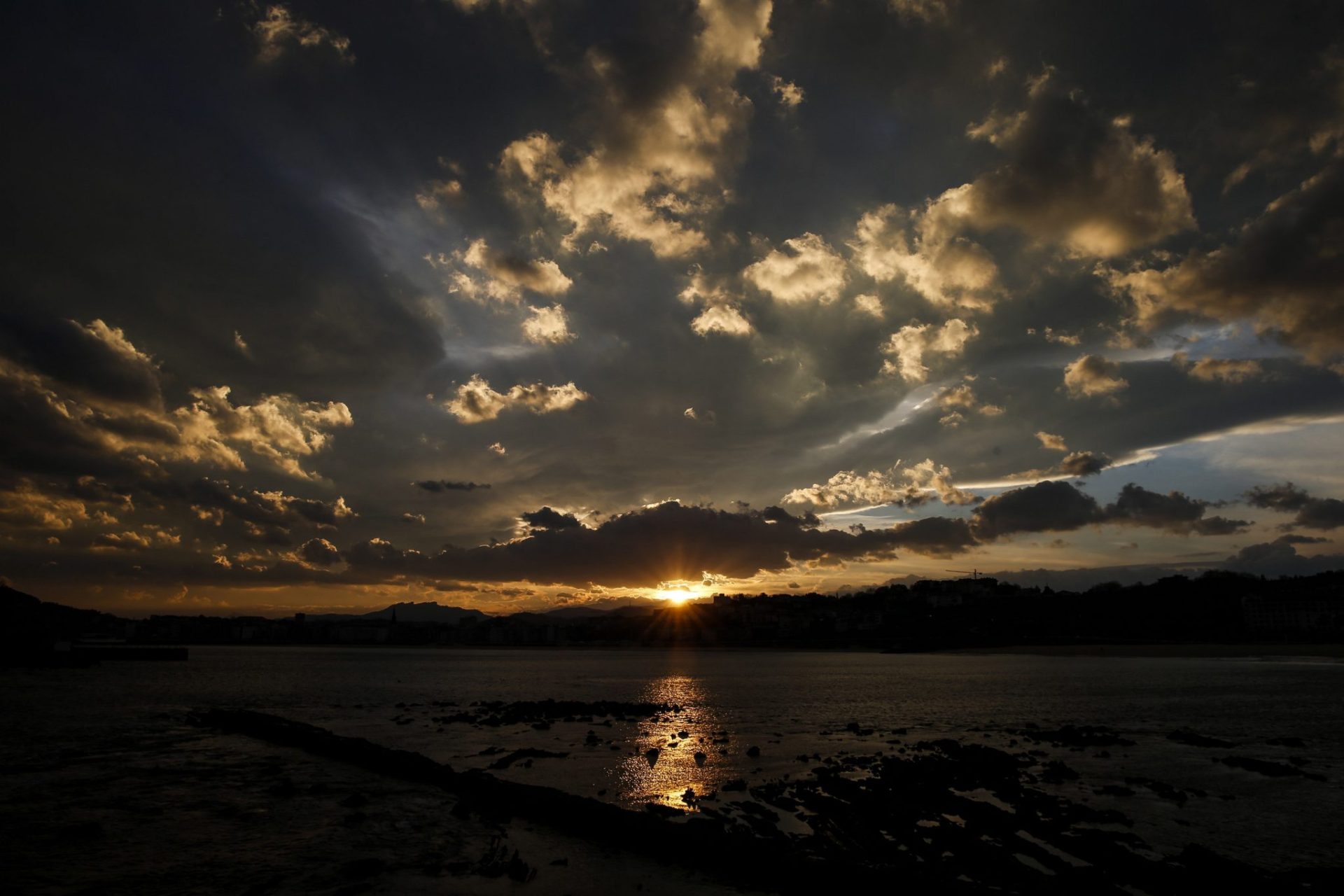 amanecer en la playa de Ondarreta de San Sebastián