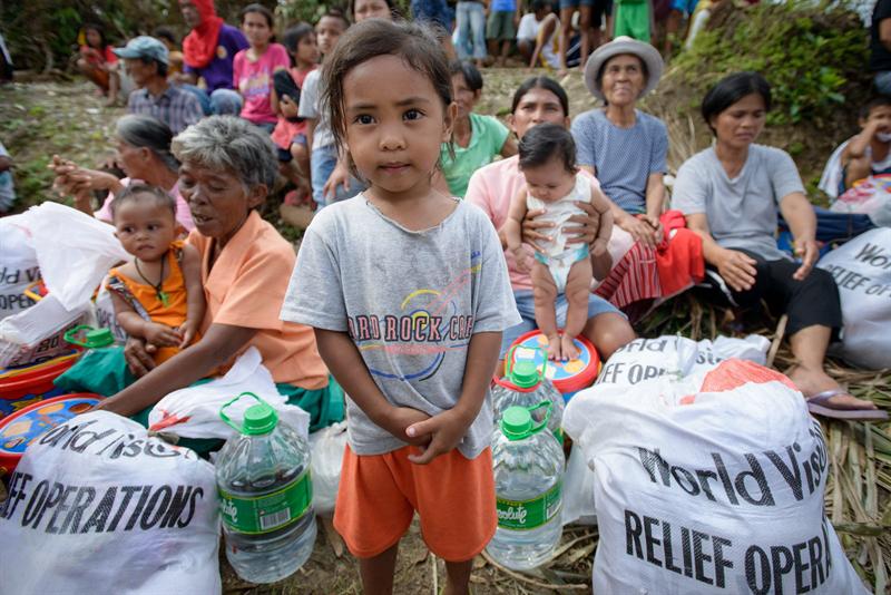 Foto, cedida por World Vision hoy, 15 de noviembre de 2013, que muestra a víctimas del tifón "Haiyan" en un reparto de comida y kits de limpieza en Tabogon,  isla de Cebu.