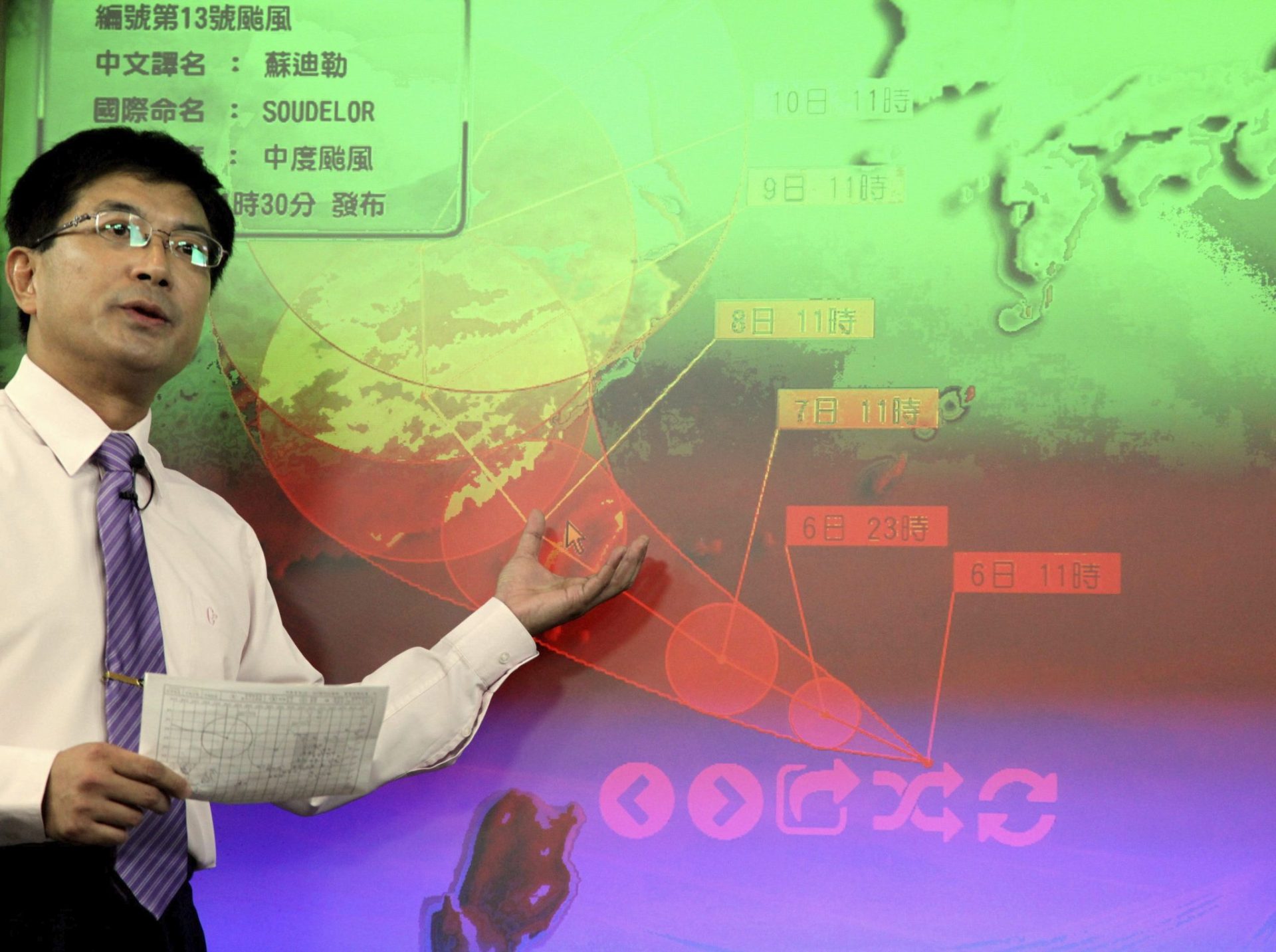 Un meteorólogo informa sobre el tifón Soudelor en el Centro de Meteorología en Taipei (Taiwán).