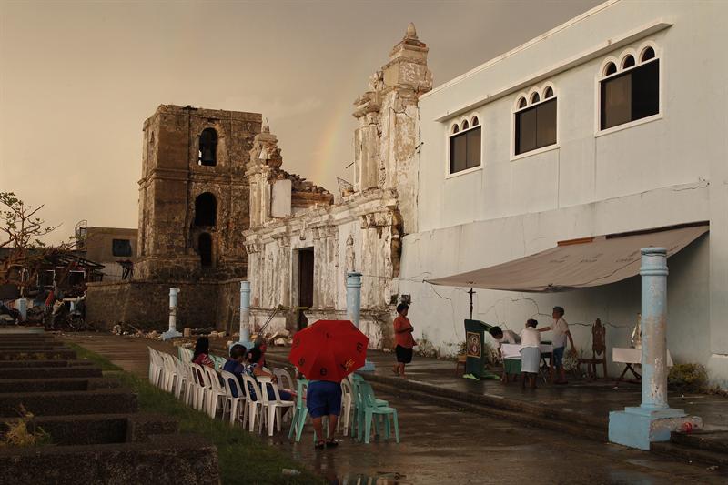 Un grupo de filipinos atiende a una misa hoy , en las ruinas de iglesia de la Inmaculada Concepción, en Guiuan, (Isla de Samar).