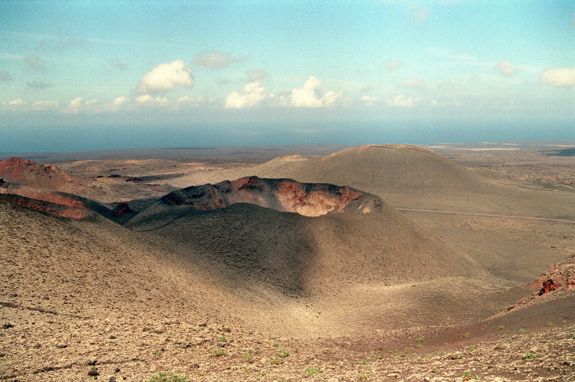 Vista de uno de los volcanes situados en el Parque Nacional del Timanfaya.