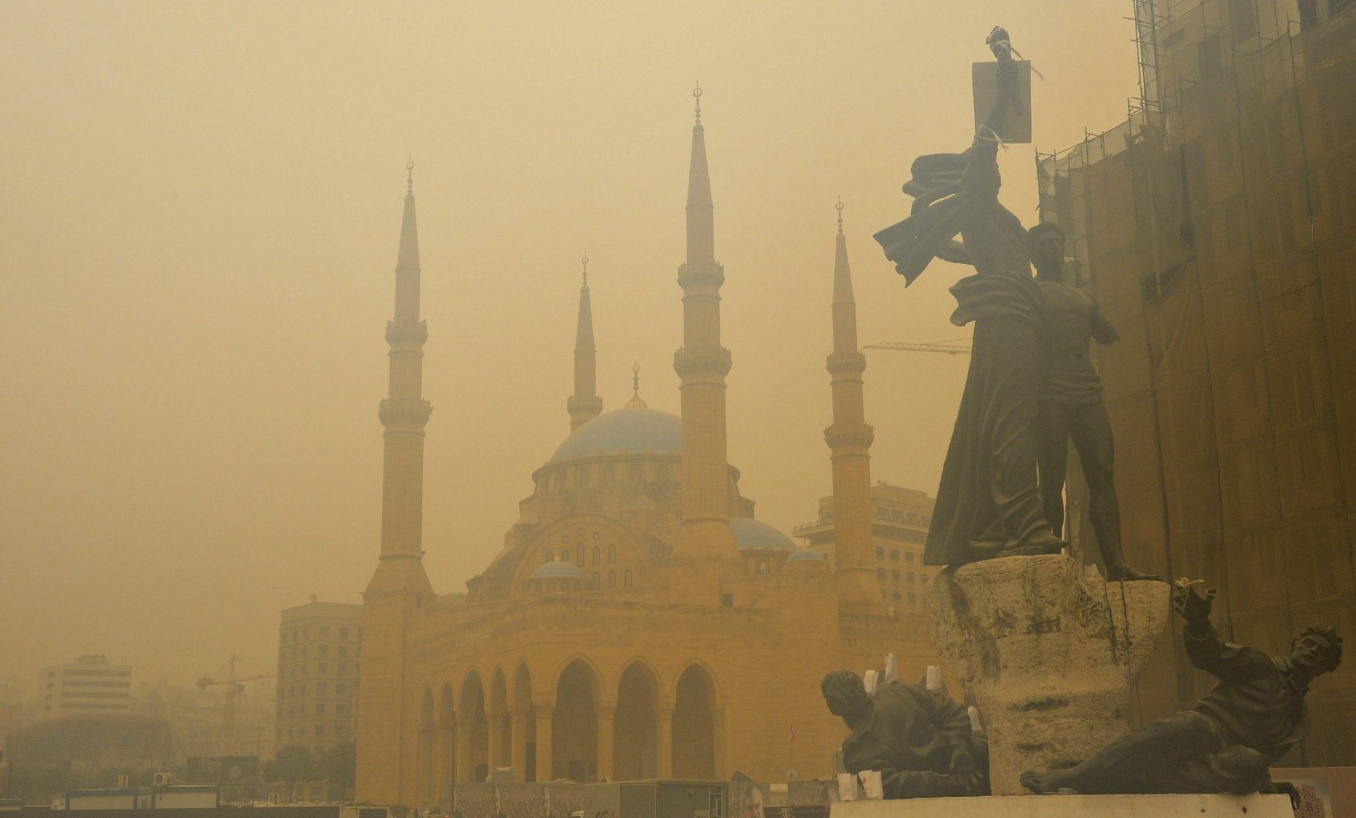 Una tormenta de arena envuelve la estatua de los mártires, en Beirut.