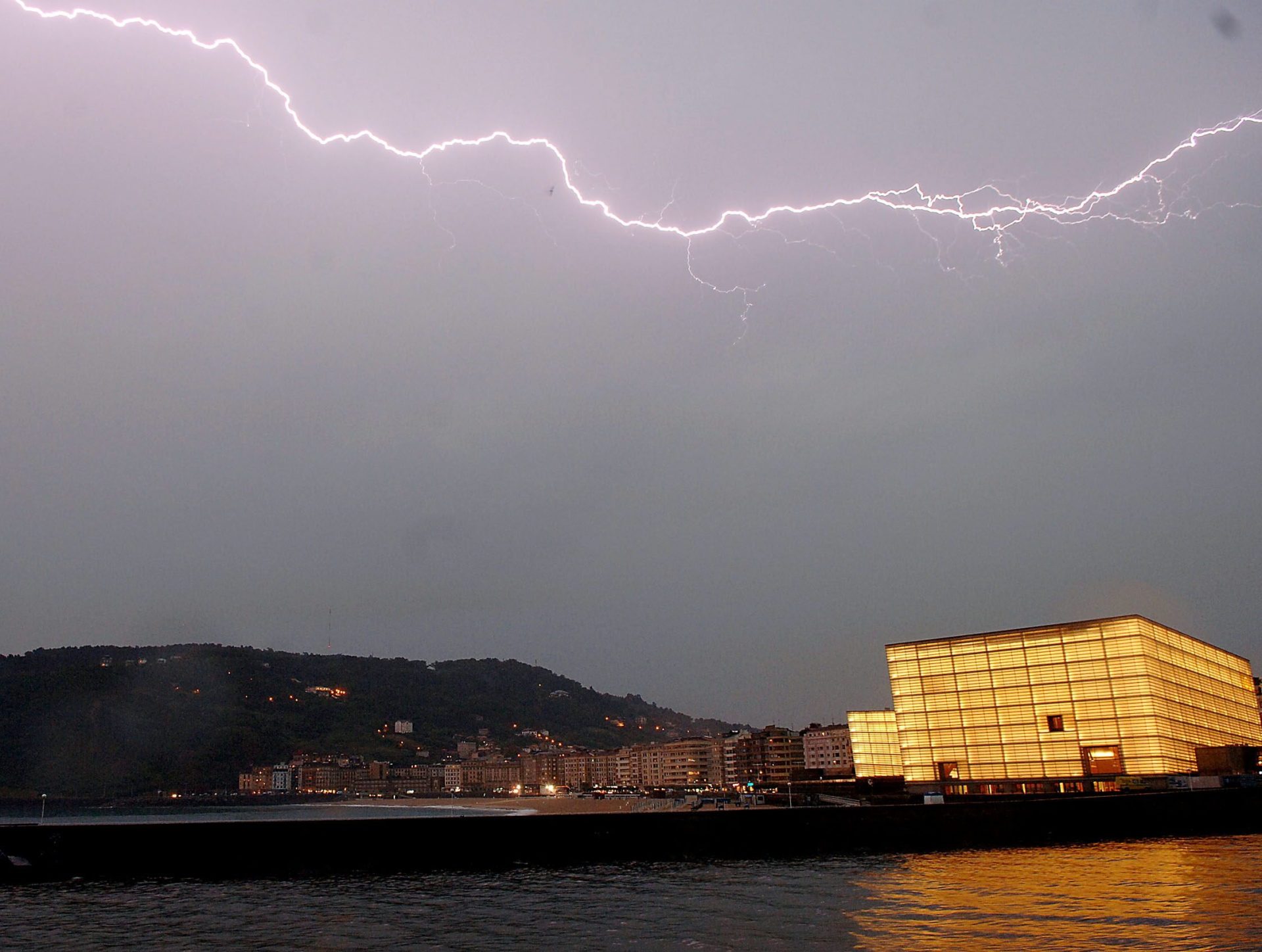 Foto de archivo de una tormenta. EFE/Javier Echezarreta