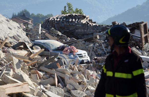 Un bombero observa los escombros de un edificio derrumbado en Pescara del Tronto, centro de Italia, hoy, 25 de agosto de 2016. Al menos 247 personas han fallecido en el terremoto de 6 grados de magnitud de la escala Richter que ha devastado varias localidades del centro de Italia, aunque el numero de muertos irán en aumento pues aún hay decenas de desaparecidos. EFE/Gian Matteo Crocchioni