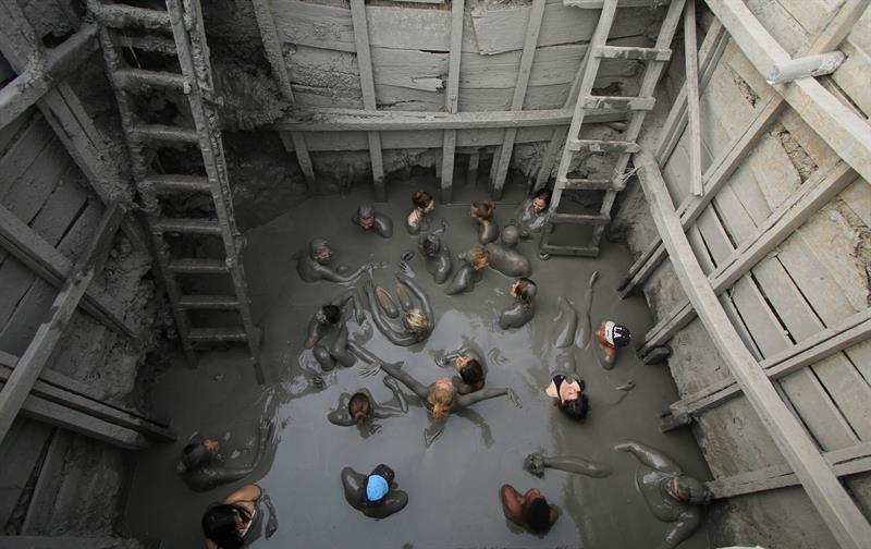 Ecoturistas bañándose en lodo del volcán del Totumo.