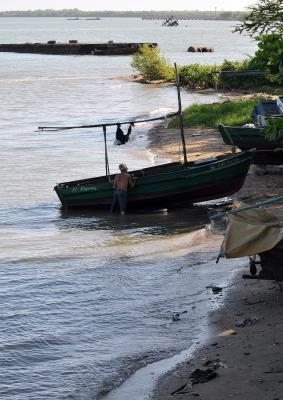 Tras la tenmpestad, viene la calma. un pescador saca su barca a pescar después del paso en agosto de 2008 de la tormenta tropical  Gustav.