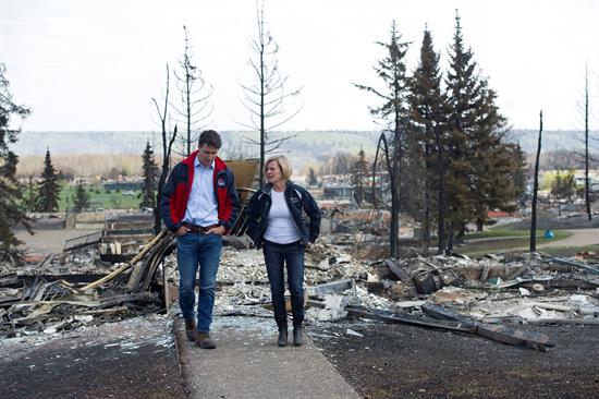 El primer ministro canadiense Justin Trudeau recorre junto a la gobernadora de Alberta los efectos del incendio forestal de Fort McMurray.