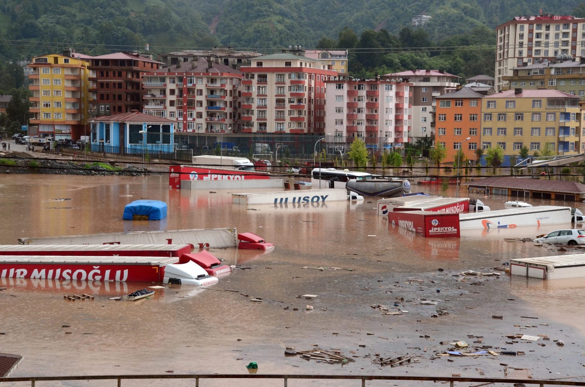 Varios camiones sumergidos tras las inundaciones en Artvin.
